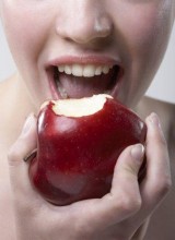 comendo-maca comendo maça